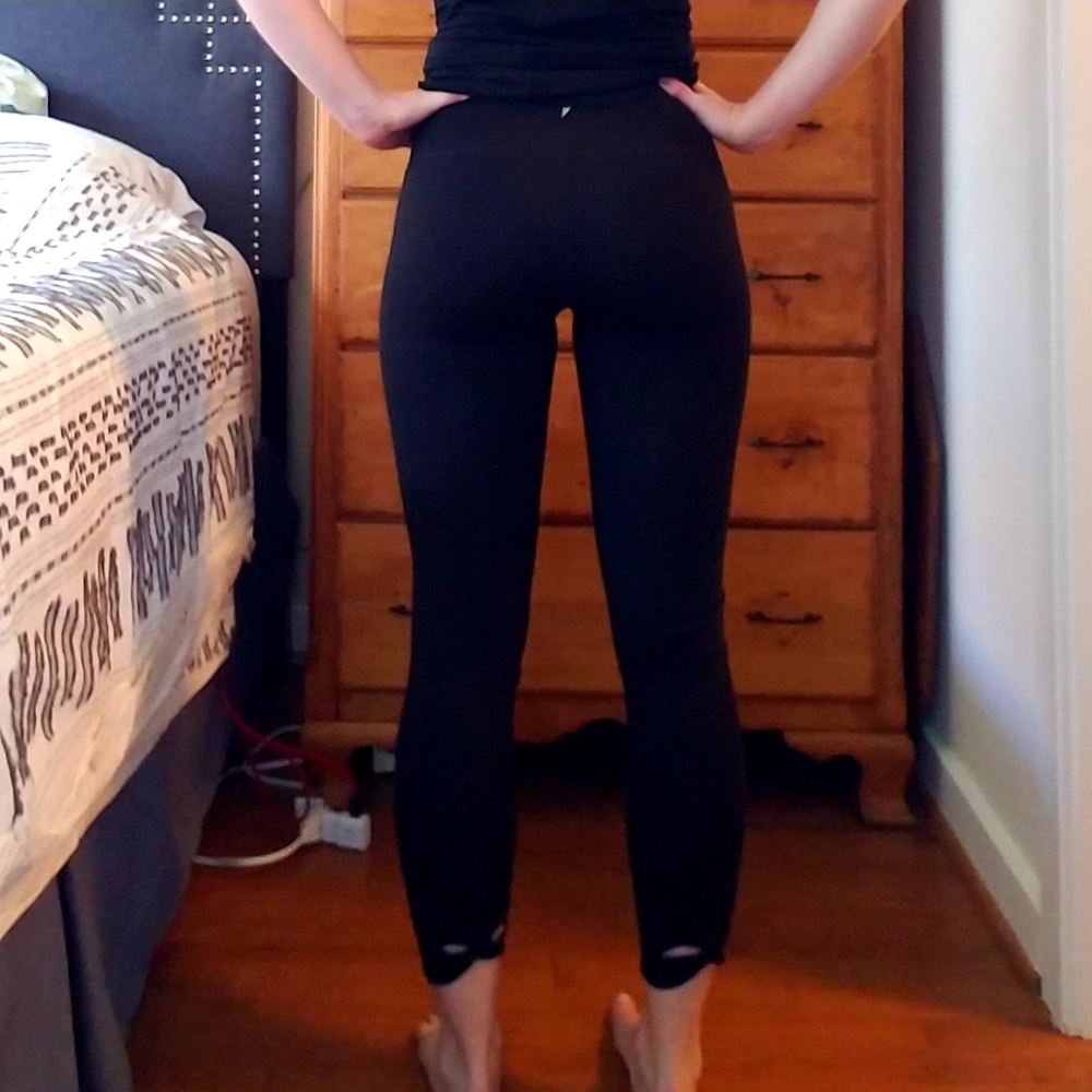 Athletic leggings with twist hem detail